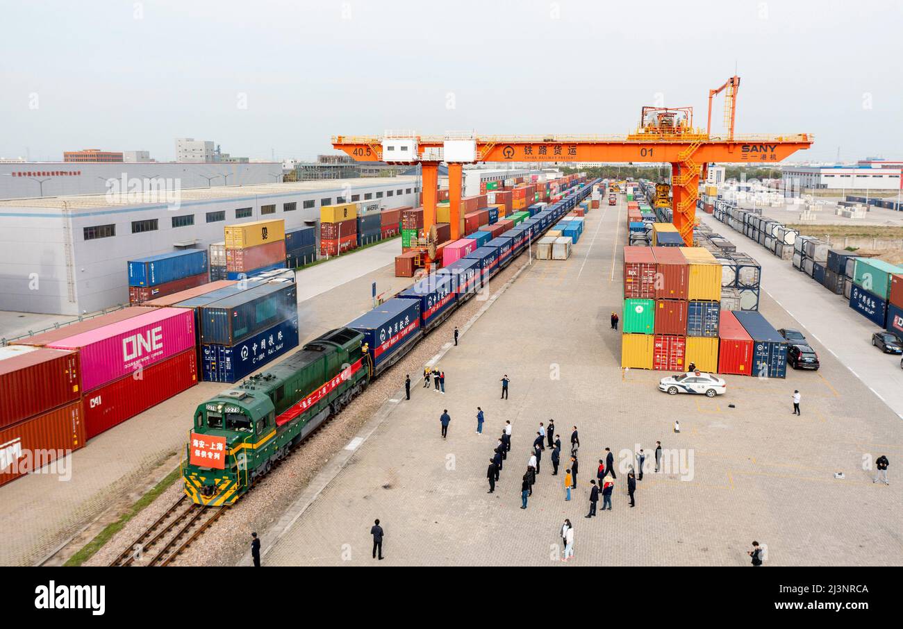 NANTONG, CINA - 9 APRILE 2022 - il primo treno di rifornimento garantito 'Hai 'an - Shanghai', caricato con 38 automobili e 76 teu di riso, farina, olio commestibile, e. Foto Stock