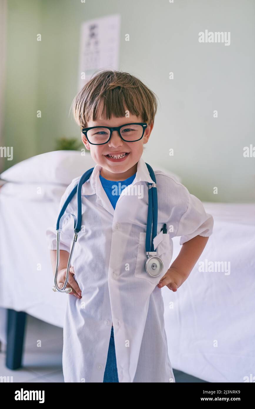 Non vedo l'ora di salire sul treno della scuola med. Scatto corto di un ragazzo adorabile vestito da medico. Foto Stock