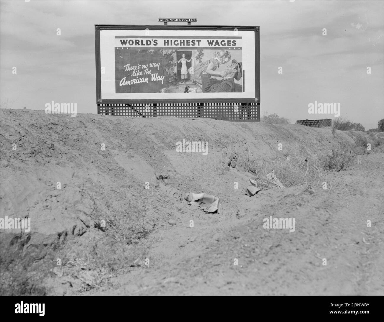 Billboard sulla U.S. Highway 99 in California. Campagna pubblicitaria nazionale sponsorizzata dall'Associazione Nazionale dei Produttori. [Famiglia bianca - padre che ritorna dal lavoro durante la Grande depressione, un periodo di elevata disoccupazione: 'I salari più alti del mondo - non c'è modo come la via americana']. Foto Stock