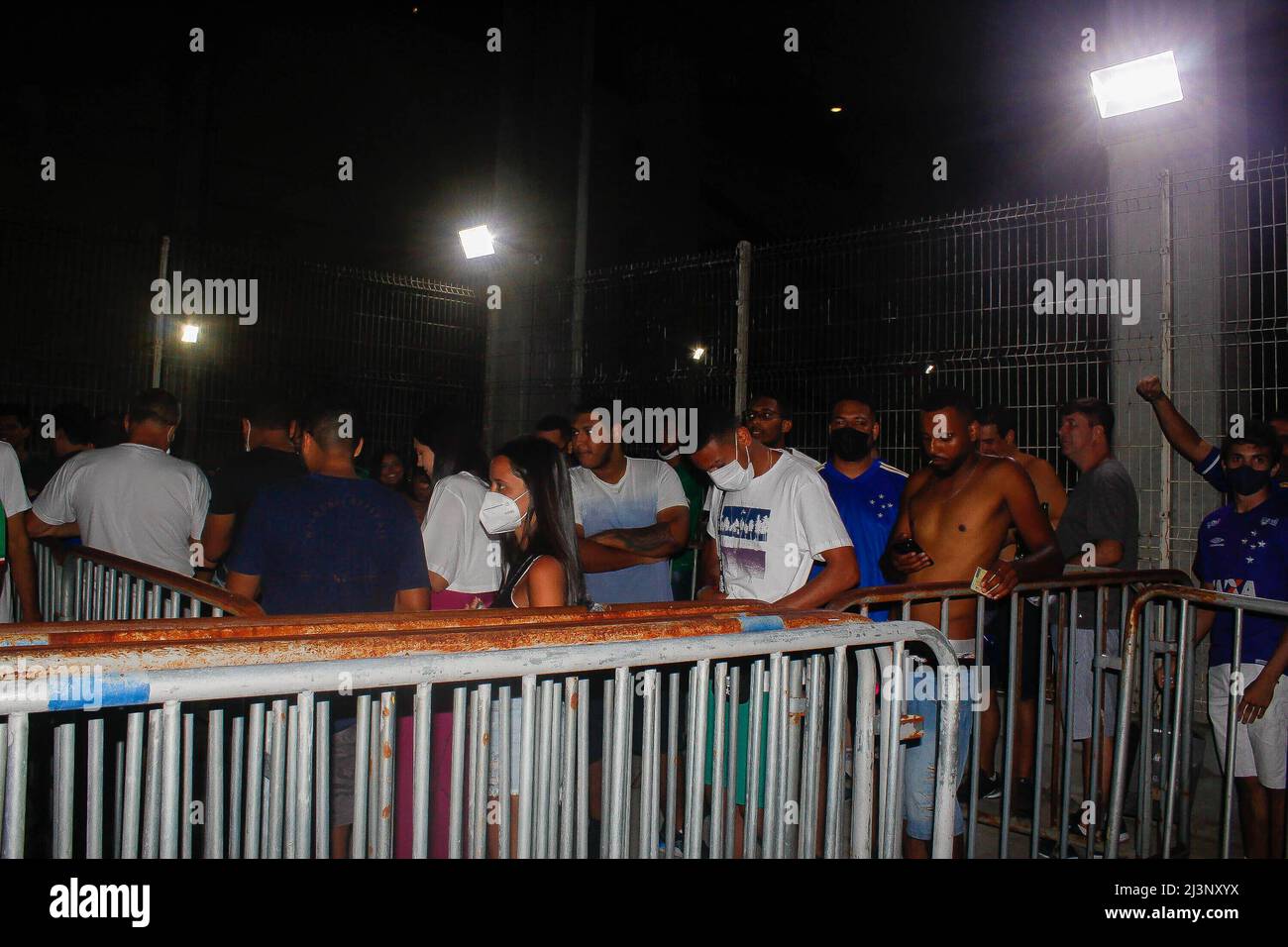 SALVADOR, BA - 08.04.2022: BAHIA X CRUZEIRO - Foto dei tifosi di Bahia prima della partita tra Bahia x Cruzeiro, una partita valida per il primo round della 2022 Brasileirão Serie B, svoltasi all'Arena Fonte Nova, Salvador/BA (Foto: Márcio Roberto/Fotoarena) Foto Stock