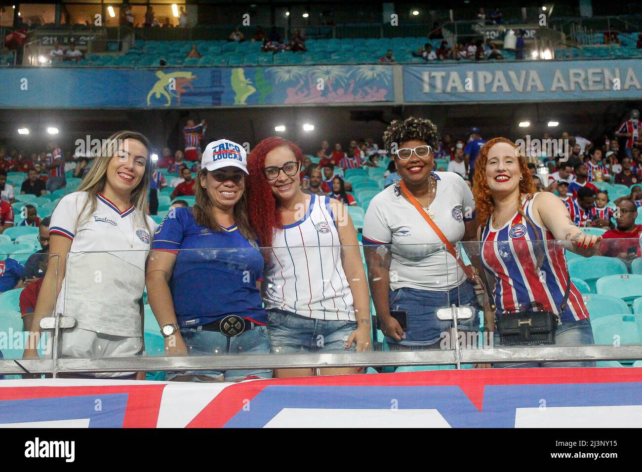 SALVADOR, BA - 08.04.2022: BAHIA X CRUZEIRO - Foto dei tifosi di Bahia prima della partita tra Bahia x Cruzeiro, una partita valida per il primo round della 2022 Brasileirão Serie B, svoltasi all'Arena Fonte Nova, Salvador/BA (Foto: Márcio Roberto/Fotoarena) Foto Stock