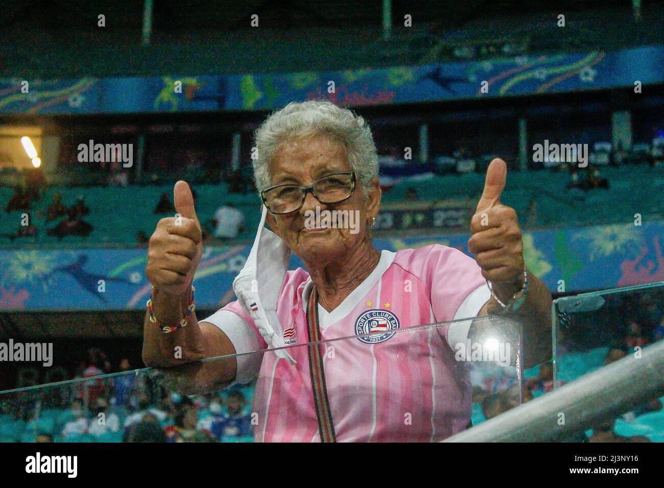 SALVADOR, BA - 08.04.2022: BAHIA X CRUZEIRO - Foto dei tifosi di Bahia prima della partita tra Bahia x Cruzeiro, una partita valida per il primo round della 2022 Brasileirão Serie B, svoltasi all'Arena Fonte Nova, Salvador/BA (Foto: Márcio Roberto/Fotoarena) Foto Stock