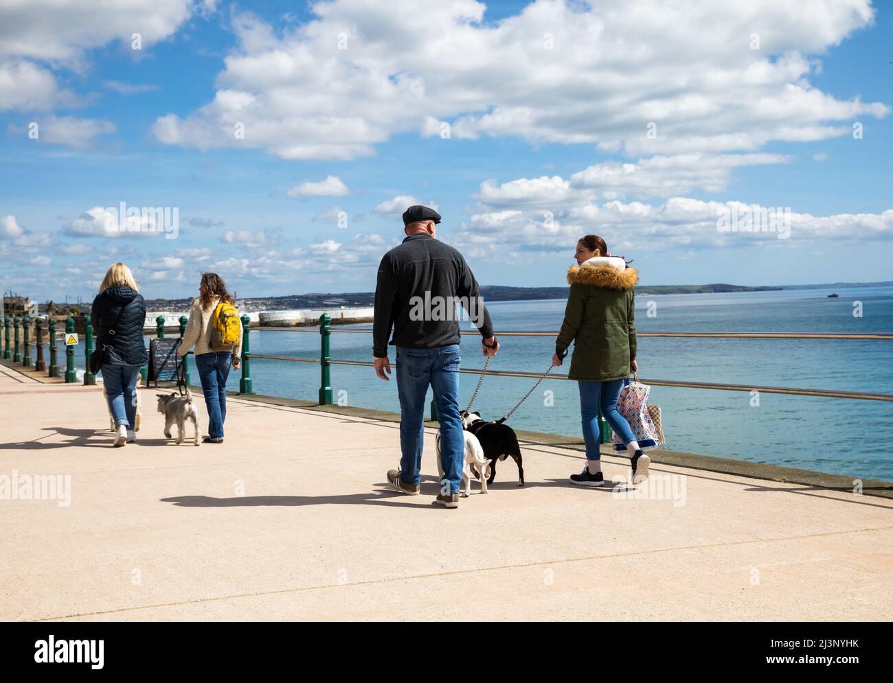 Penzance, Cornovaglia, 9th aprile 2022, la gente gode del sole glorioso e le temperature più miti in un pranzo del sabato a Penzance, Cornovaglia. Tutti i partecipanti passeggiavano a piedi, seduti, in bicicletta e passeggiavano i cani all'inizio delle vacanze scolastiche. Le previsioni meteo sono per le condizioni di sole e miti durante il fine settimana. Credit: Keith Larby/Alamy Live News Foto Stock