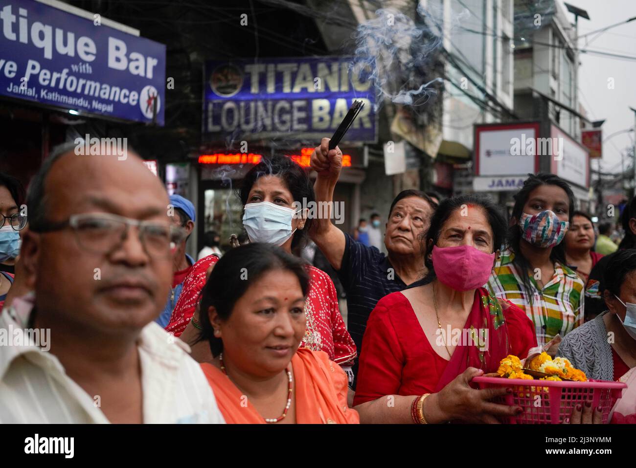 Kathmandu, Nepal. 9th Apr 2022. I devoti nepalesi adorano Lord Seto Machindranath durante il festival dei carri lungo le strade di Kathmandu, Nepal, sabato 9 aprile 2022. La divinità Seto Machindranath è adorata dagli Indù e dai buddisti per le piogge e il buon raccolto. (Credit Image: © Skanda Gautam/ZUMA Press Wire) Credit: ZUMA Press, Inc./Alamy Live News Foto Stock