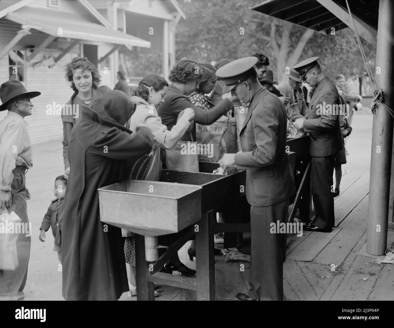 Ispezione statale delle piante di frontiera mantenuta dal Dipartimento dell'Agricoltura degli Stati Uniti tra il Messico e gli Stati Uniti. Gli acquirenti di ritorno dal Messico (Juarez) agli Stati Uniti (El Paso) attraverso il ponte che trasporta tutto il traffico sono tenuti ad aprire i loro pacchetti per l'ispezione. Foto Stock