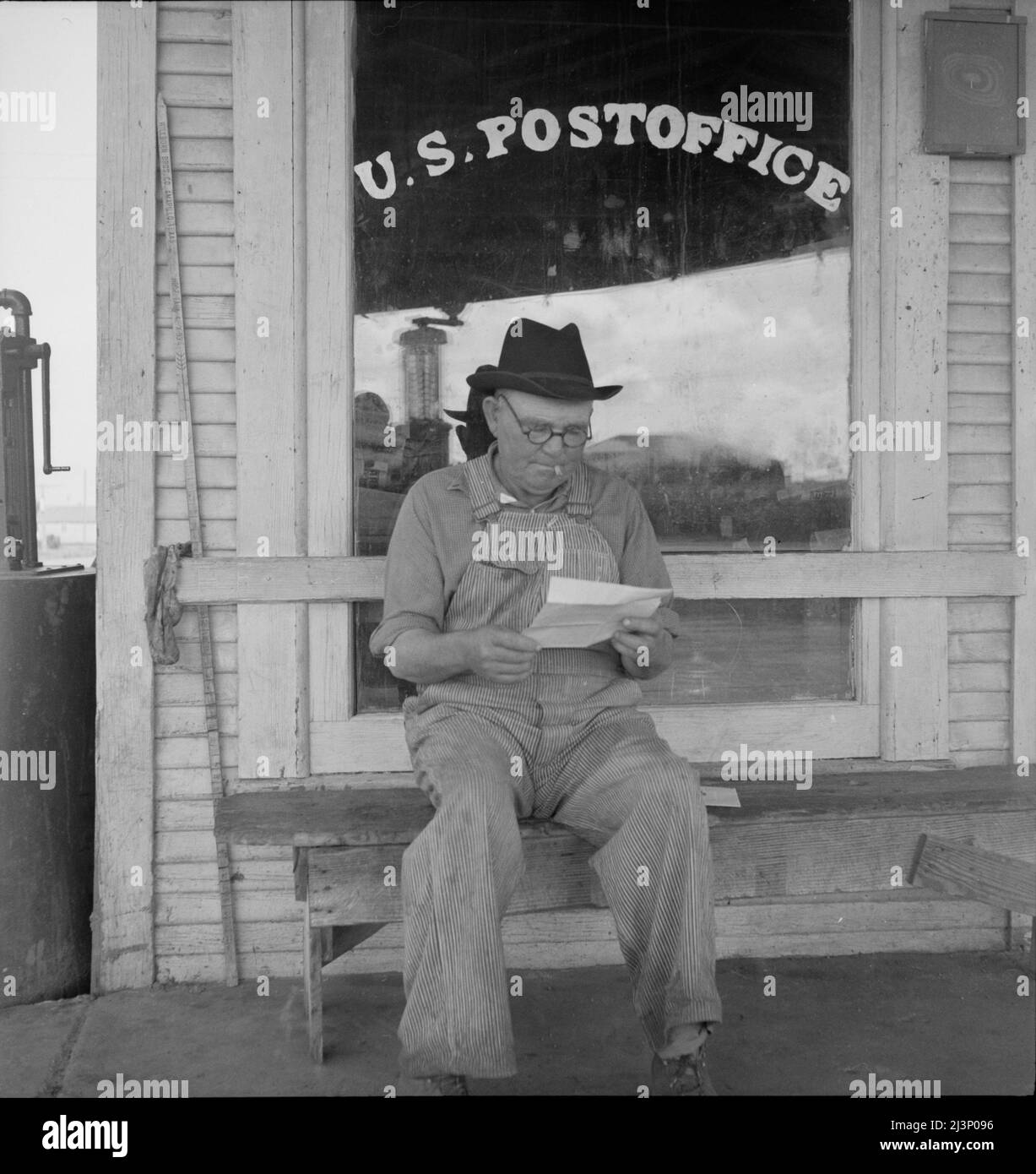 Uomo di fronte all'ufficio postale. Carey, Texas. Questa città sta rapidamente diventando una città fantasma a causa della meccanizzazione del cotone e lo spostamento di agricoltori inquilini. Foto Stock