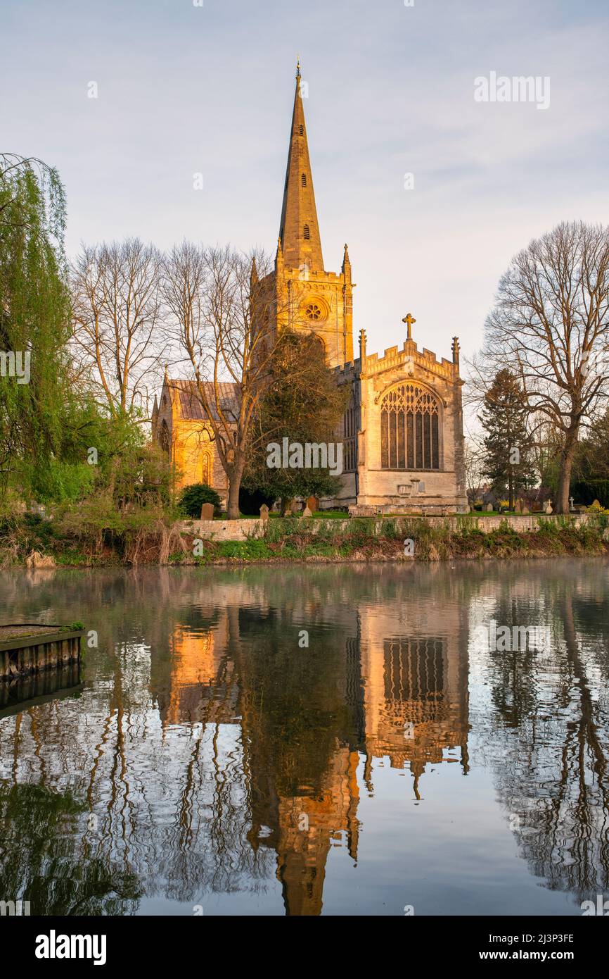 La Chiesa della Santissima Trinità sulle rive del fiume avon in primavera all'alba. Stratford upon Avon, Warwickshire, Inghilterra Foto Stock
