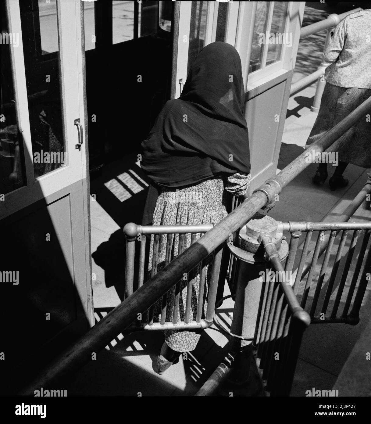 Donna messicana che entra negli Stati Uniti. Stazione di immigrazione degli Stati Uniti, El Paso, Texas. Foto Stock