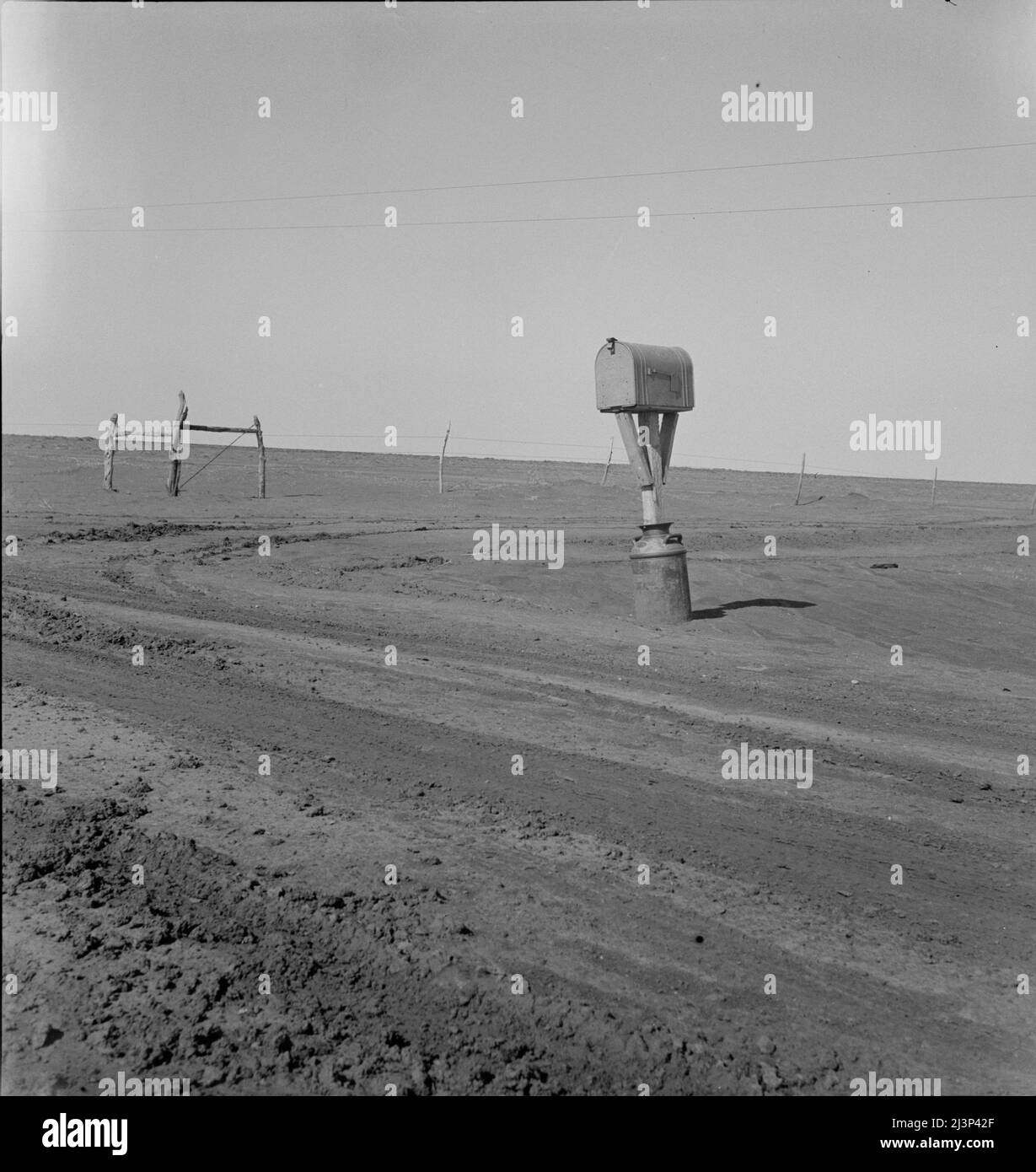 Cassetta postale nel contenitore della polvere. Coldwater District, a nord di Dalhart, Texas. Foto Stock