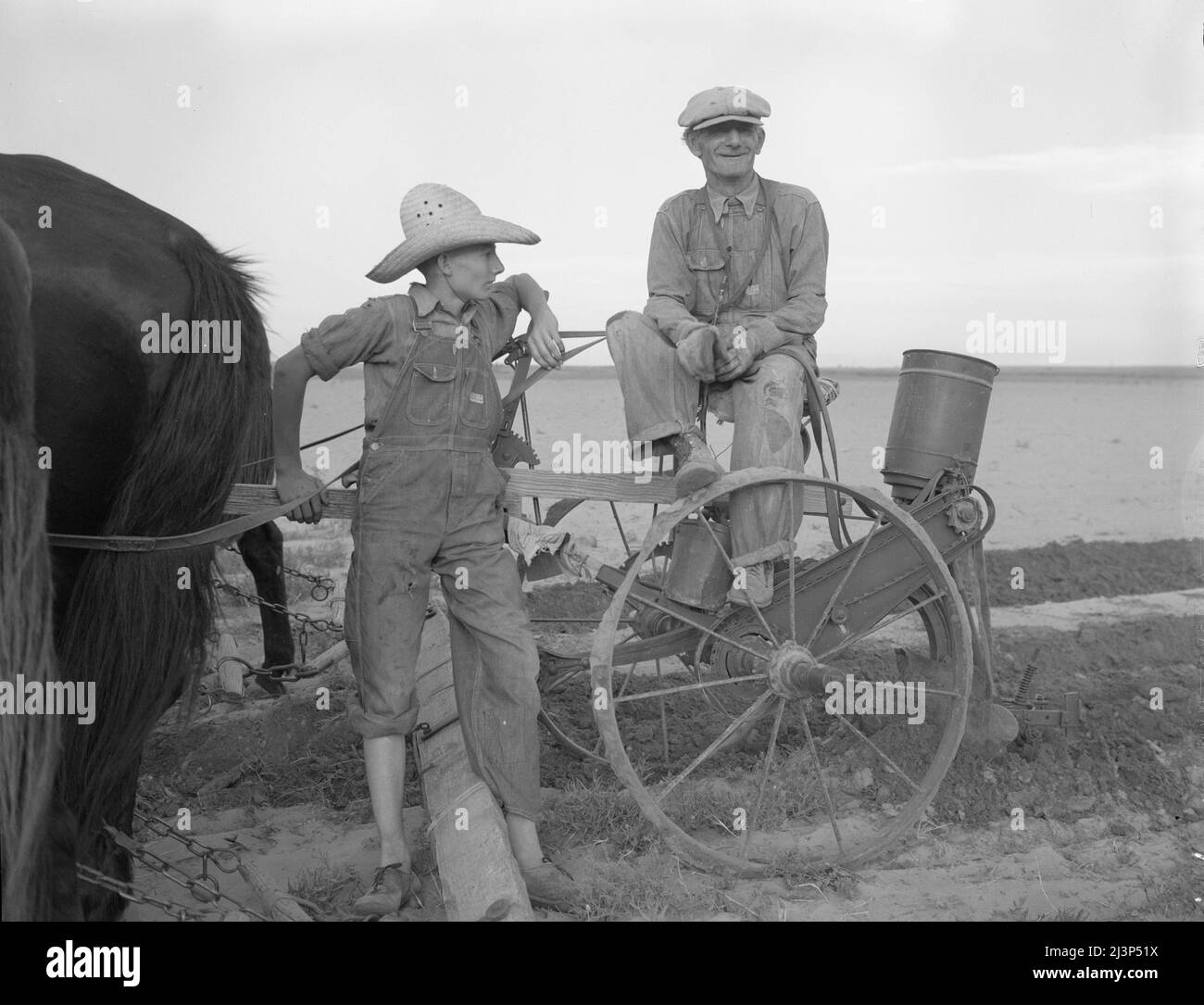 Contadino e figlio vicino a Stanton, Texas. Non hanno fatto un raccolto di cotone dal 1932. Foto Stock