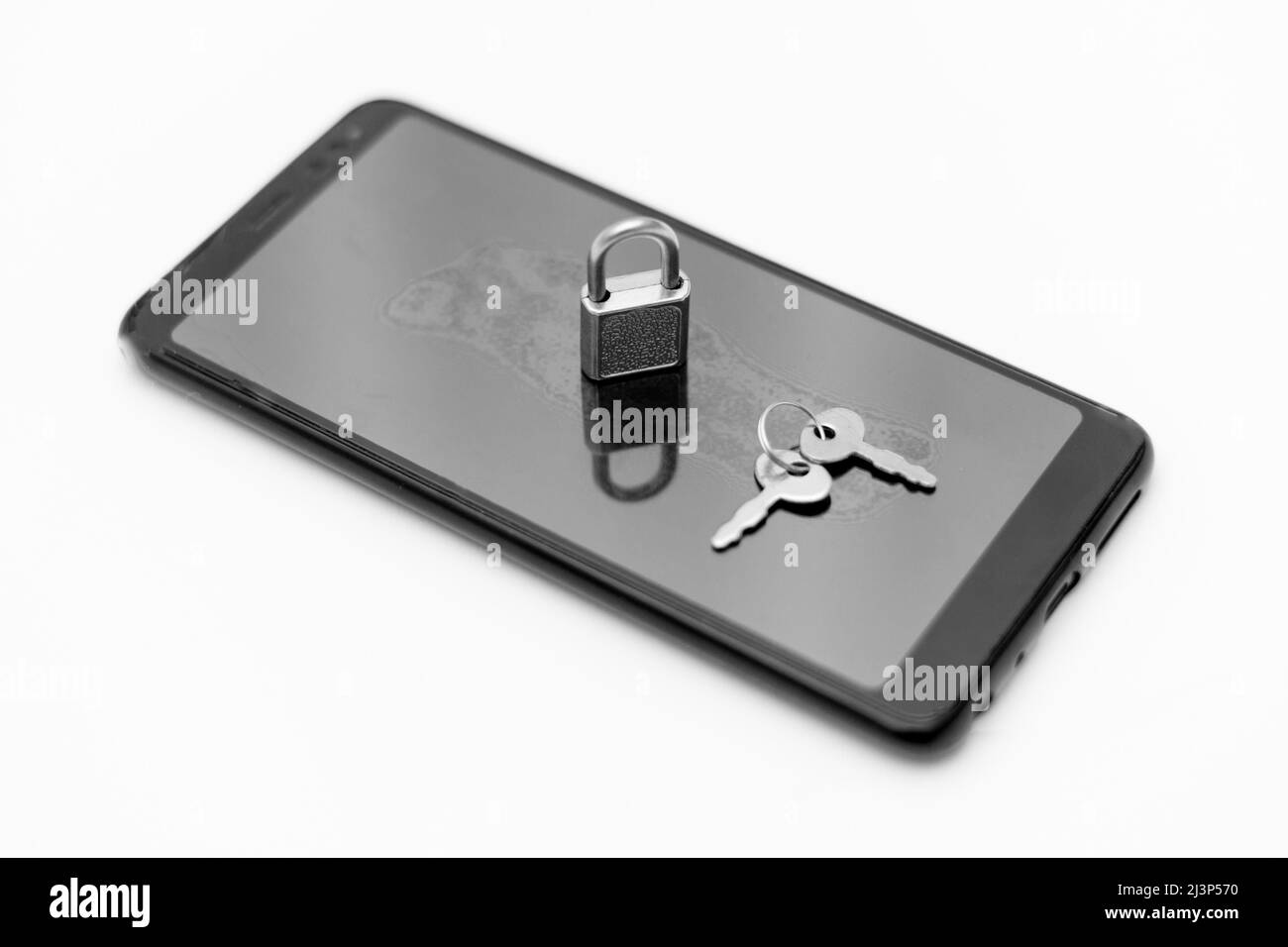 Sicurezza elettronica e protezione dei dati. Telefono cellulare e blocco tasti. Foto Stock