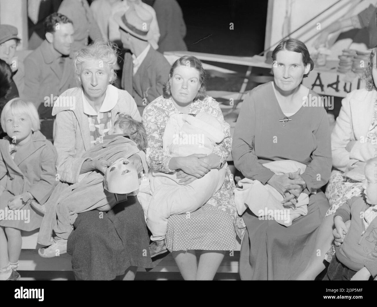 Le madri ai margini guardano la festa di Halloween al campo migrante di Shafter, in California. Foto Stock