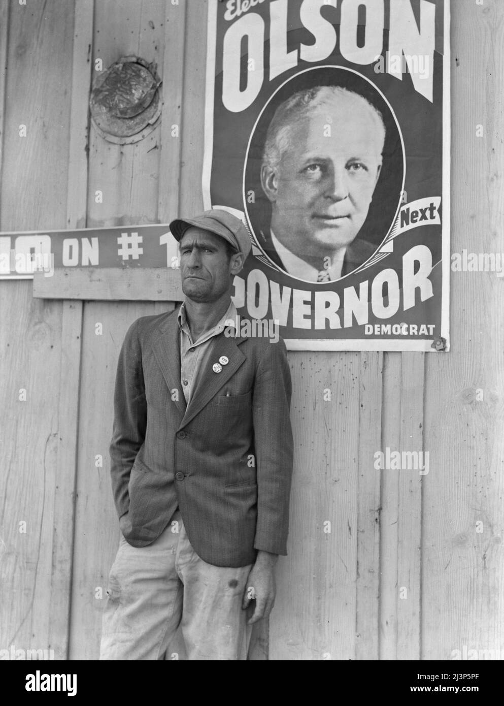 Operaio migratorio, leader dello sciopero del cotone dell'ottobre 1938, che si è svolto poco prima delle elezioni. Kern County, California. [Poster raffigurante Culbert Olson, eletto Governatore della California]. Foto Stock