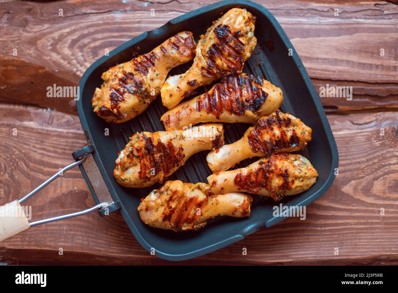 Bastoncini di pollo cotti con spezie su una padella Foto stock - Alamy