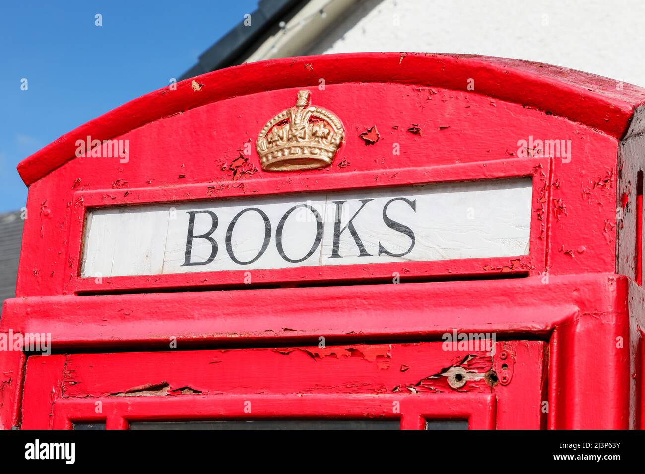 Vecchia scatola telefonica tradizionale GPO rossa disusata ora convertita in una biblioteca, per la condivisione gratuita dei libri, Fenwick, Ayrshire, Scozia, Regno Unito Foto Stock
