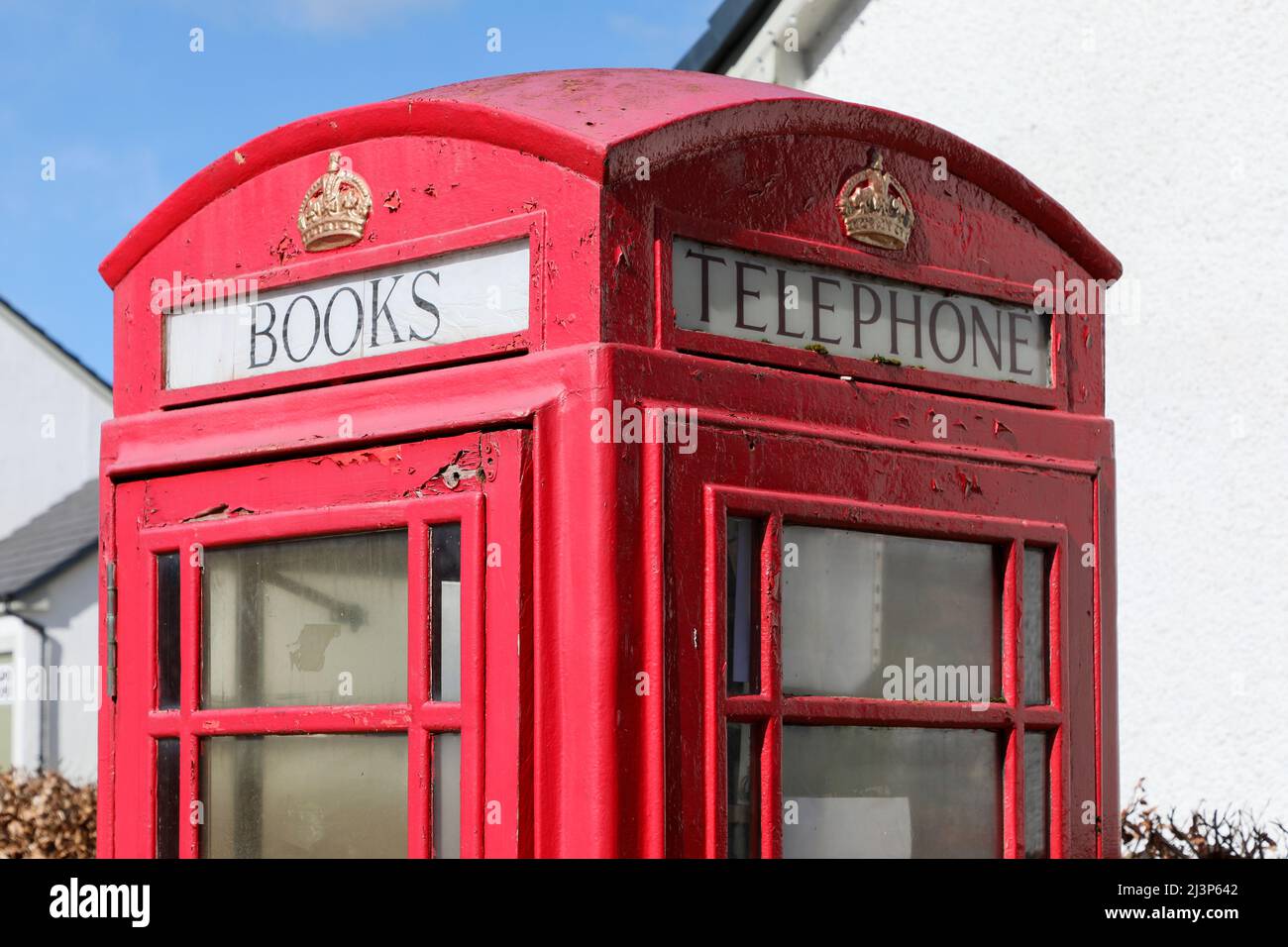 Vecchia scatola telefonica tradizionale GPO rossa disusata ora convertita in una biblioteca, per la condivisione gratuita dei libri, Fenwick, Ayrshire, Scozia, Regno Unito Foto Stock