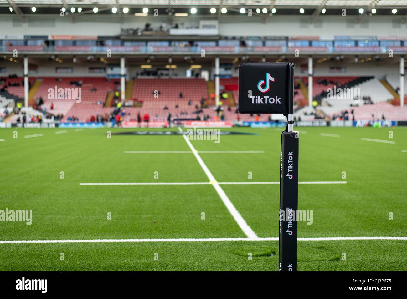 Gloucester, Regno Unito. 09th Apr 2022. Bandiera di Tiktok durante la partita delle sei Nazioni TikTok Womens tra Inghilterra e Galles al Kingsholm Stadium di Gloucester, Inghilterra. Marcelo Poletto/SPP Credit: SPP Sport Press Photo. /Alamy Live News Foto Stock