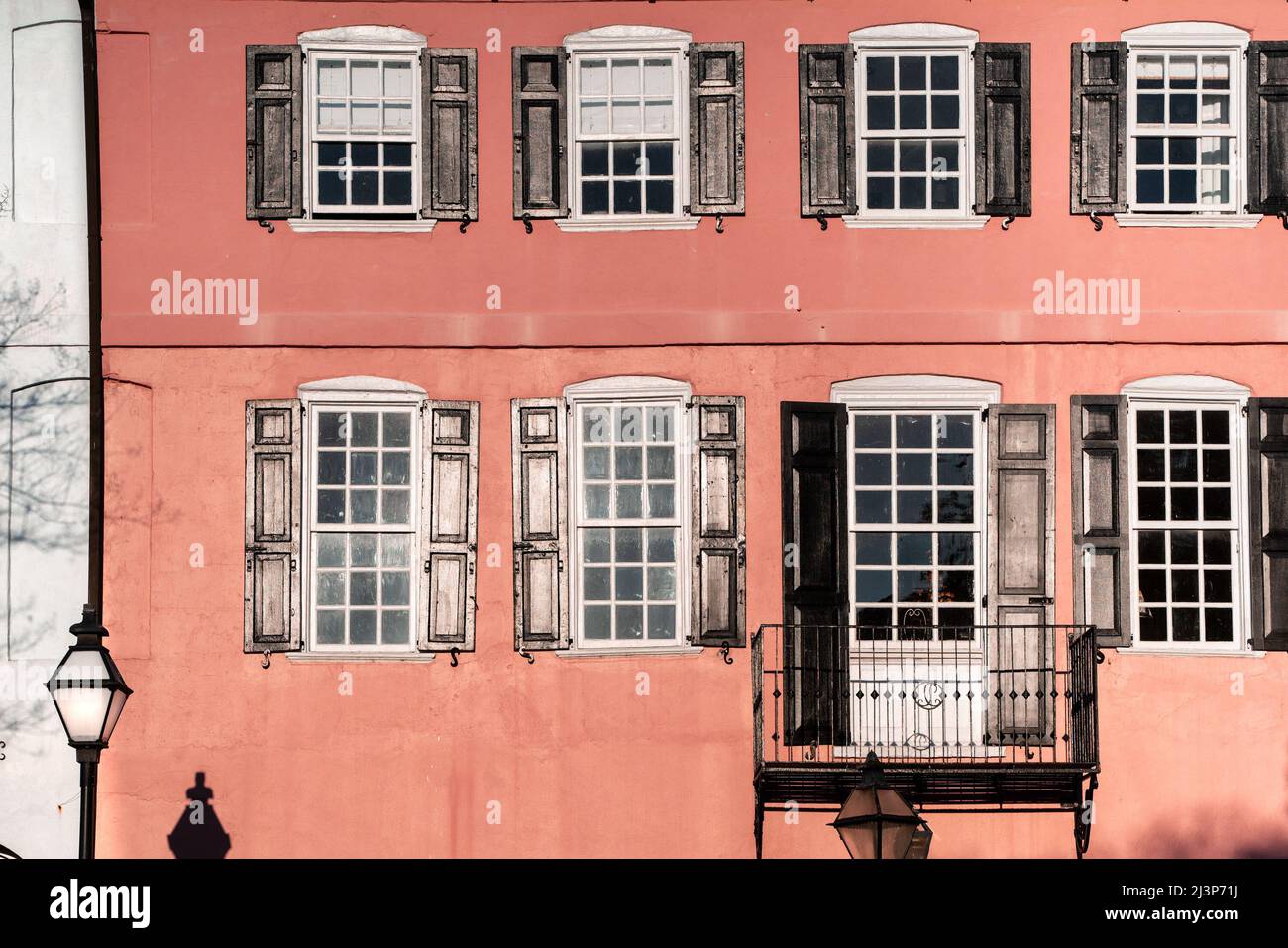 Particolare facciata casa con finestre e persiane Foto Stock
