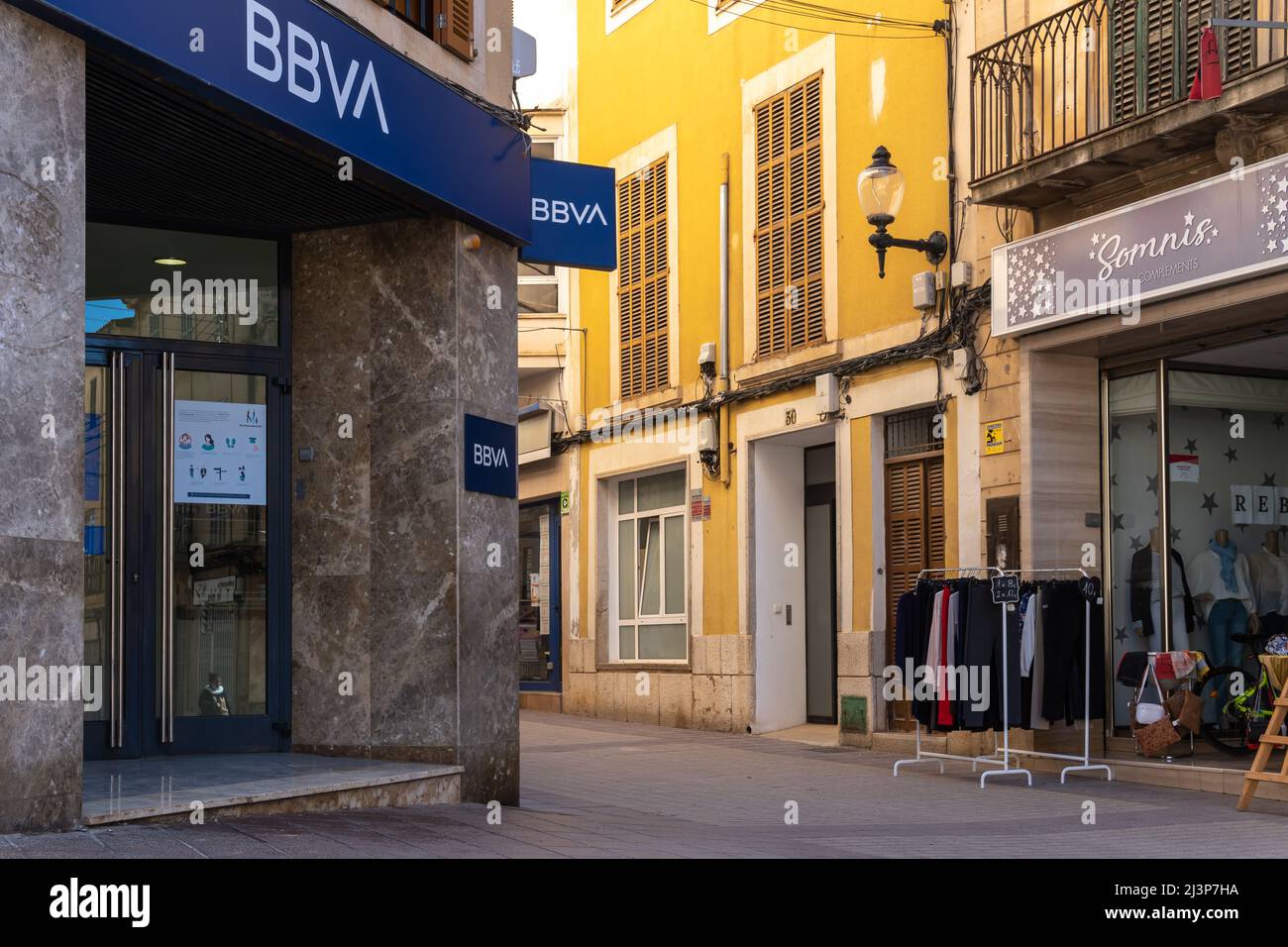 Felanitx, Spagna; aprile 07 2022: Filiale della banca Banco Bilbao Vizcaya Argentaria, BBVA, nella città maiorca di Felanitx, Spagna Foto Stock
