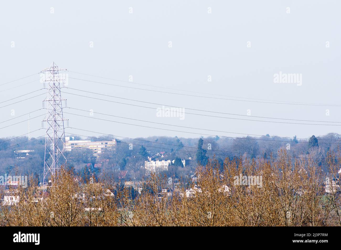 Paesaggio urbano di Arnhem con un grande polo elettrico con alberi in primo piano nei Paesi Bassi Foto Stock