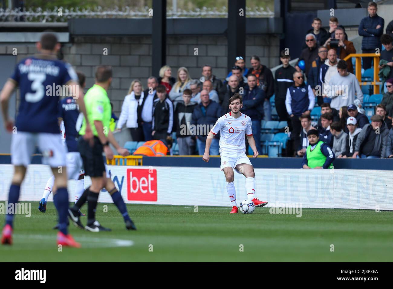 The Den, Millwall, Londra, Regno Unito. 9th Apr 2022. Campionato di calcio, Millwall contro Barnsley: Liam Cucine di Barnsley credito: Azione Plus Sport / Alamy Live News Foto Stock