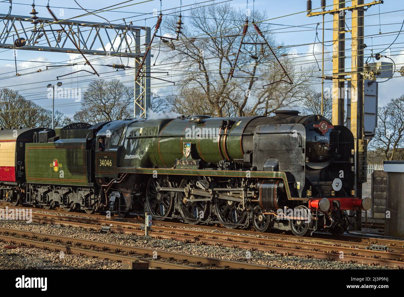 34046 'Braunton' in direzione Preston con la Crewe Holding 586N Sidings a Preston. Sabato 09th Aprile 2022. Foto Stock