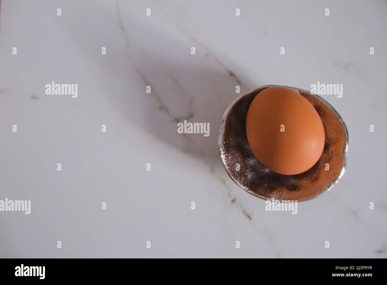 sfondo pasquale minimalista con uova di pollo Foto Stock