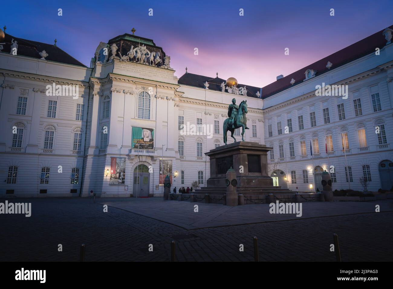 Piazza Giuseppe e Biblioteca Nazionale austriaca di notte al Palazzo di Hofburg - Vienna, Austria Foto Stock