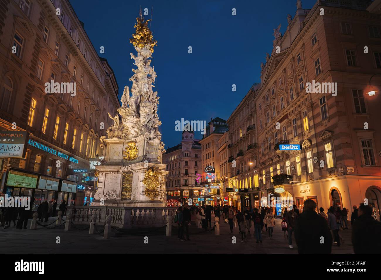 Graben Street e colonna di peste di notte - Vienna, Austria Foto Stock