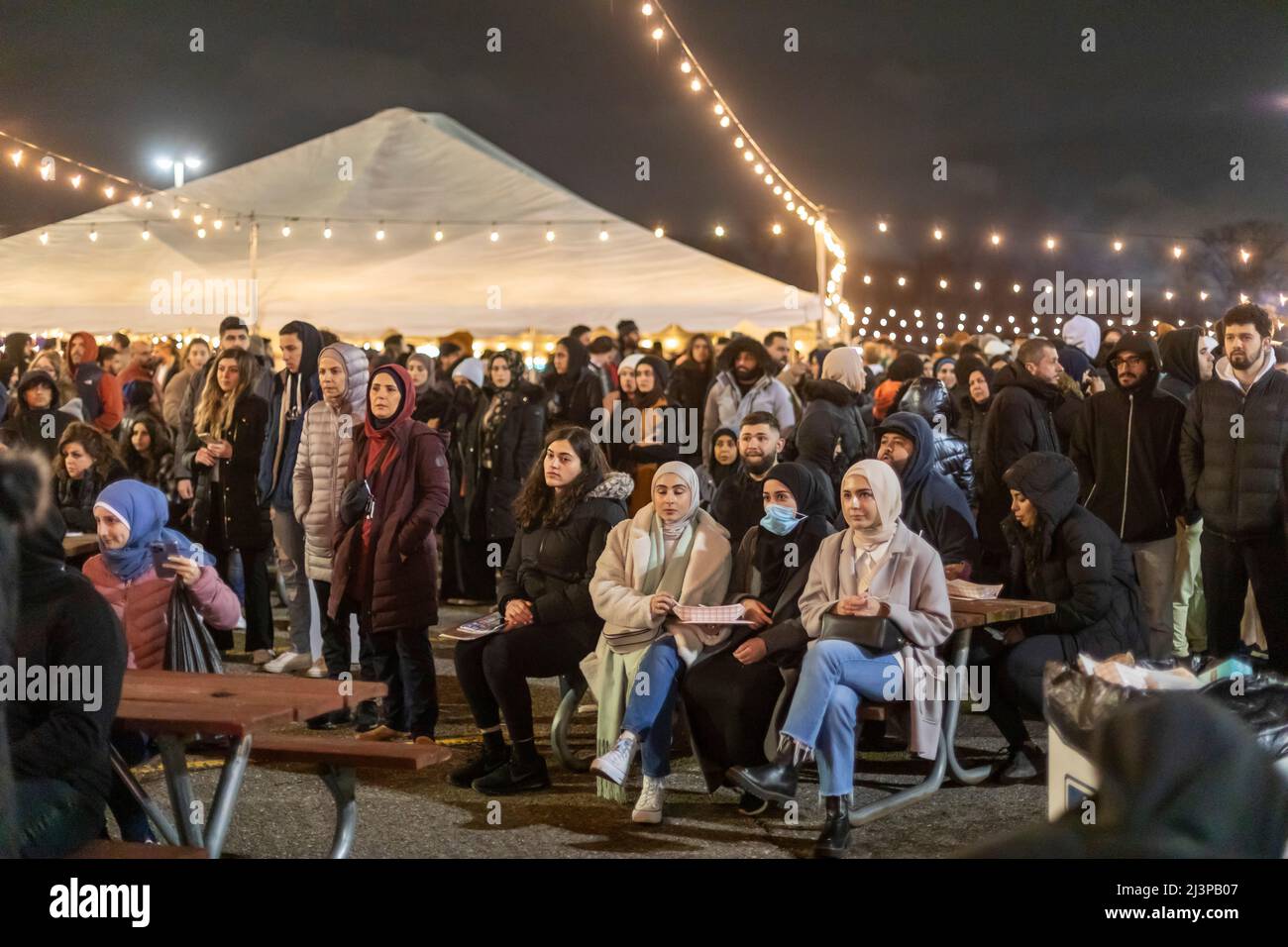 Dearborn, Michigan, Stati Uniti. , . Il Ramadan Suhoor Festival attira migliaia di visitatori ogni venerdì e sabato sera durante il Ramadan. Suhoor è il pasto pre-alba i musulmani mangiano prima di iniziare un altro giorno di digiuno. Il festival è segnato da decine di venditori di cibo, socializzare, e recitazioni quarane. Credit: Jim West/Alamy Live News Foto Stock