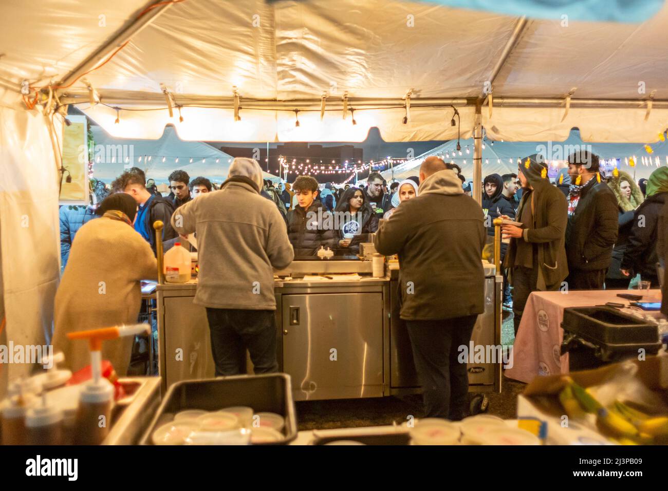 Dearborn, Michigan, Stati Uniti. , . Il Ramadan Suhoor Festival attira migliaia di visitatori ogni venerdì e sabato sera durante il Ramadan. Suhoor è il pasto pre-alba i musulmani mangiano prima di iniziare un altro giorno di digiuno. Il festival è segnato da decine di venditori di cibo, socializzare, e recitazioni quarane. Credit: Jim West/Alamy Live News Foto Stock