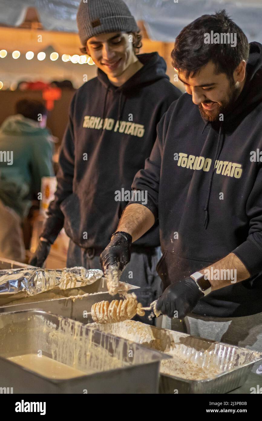 Dearborn, Michigan, Stati Uniti. , . Il Ramadan Suhoor Festival attira migliaia di visitatori ogni venerdì e sabato sera durante il Ramadan. Suhoor è il pasto pre-alba i musulmani mangiano prima di iniziare un altro giorno di digiuno. Il festival è segnato da decine di venditori di cibo, socializzare, e recitazioni quarane. Credit: Jim West/Alamy Live News Foto Stock