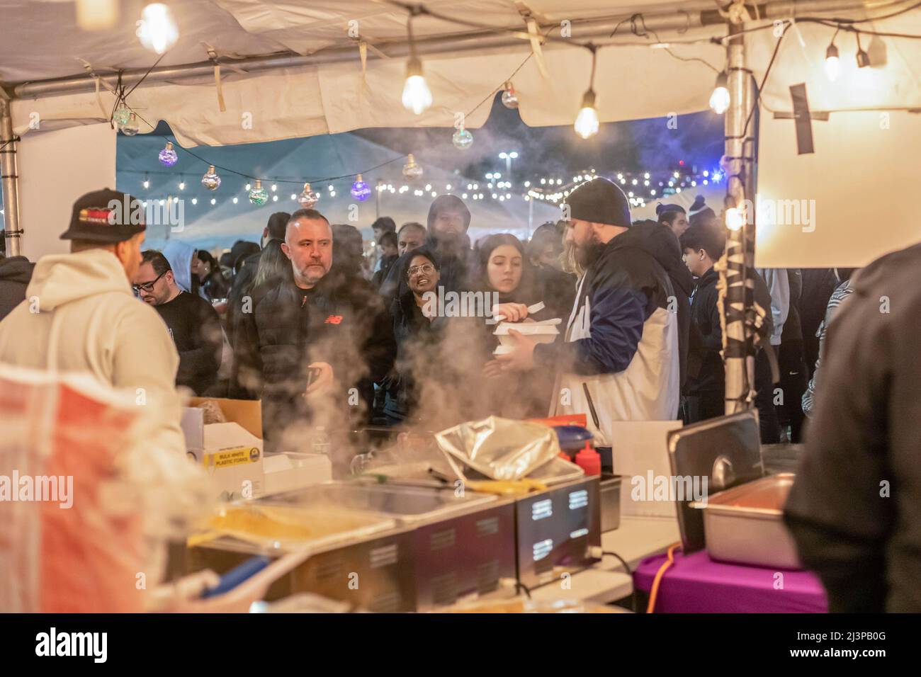 Dearborn, Michigan, Stati Uniti. , . Il Ramadan Suhoor Festival attira migliaia di visitatori ogni venerdì e sabato sera durante il Ramadan. Suhoor è il pasto pre-alba i musulmani mangiano prima di iniziare un altro giorno di digiuno. Il festival è segnato da decine di venditori di cibo, socializzare, e recitazioni quarane. Credit: Jim West/Alamy Live News Foto Stock