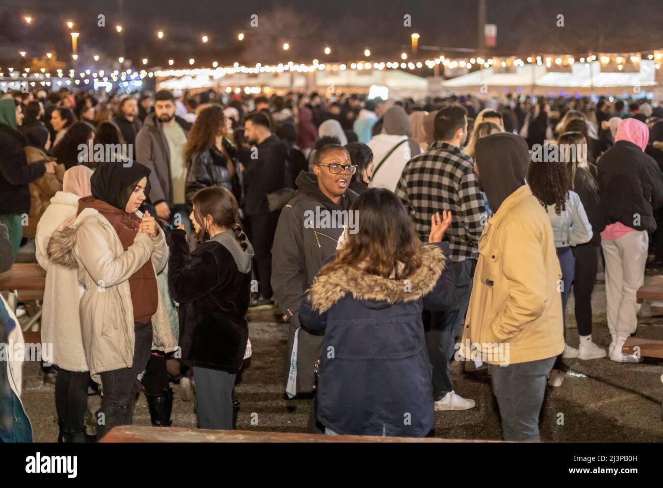 Dearborn, Michigan, Stati Uniti. , . Il Ramadan Suhoor Festival attira migliaia di visitatori ogni venerdì e sabato sera durante il Ramadan. Suhoor è il pasto pre-alba i musulmani mangiano prima di iniziare un altro giorno di digiuno. Il festival è segnato da decine di venditori di cibo, socializzare, e recitazioni quarane. Credit: Jim West/Alamy Live News Foto Stock