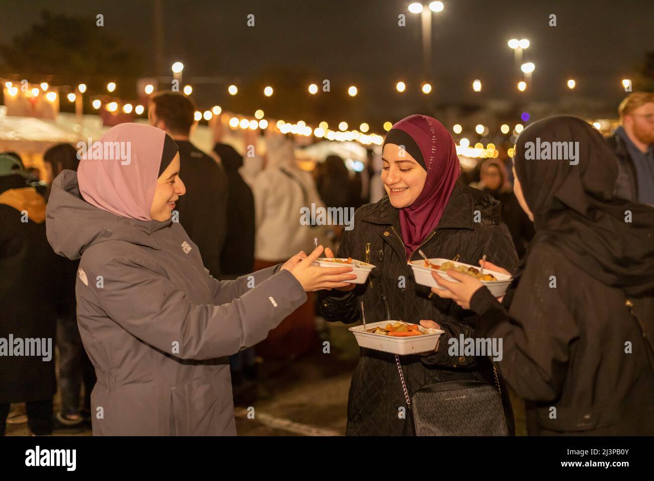 Dearborn, Michigan, Stati Uniti. , . Il Ramadan Suhoor Festival attira migliaia di visitatori ogni venerdì e sabato sera durante il Ramadan. Suhoor è il pasto pre-alba i musulmani mangiano prima di iniziare un altro giorno di digiuno. Il festival è segnato da decine di venditori di cibo, socializzare, e recitazioni quarane. Credit: Jim West/Alamy Live News Foto Stock