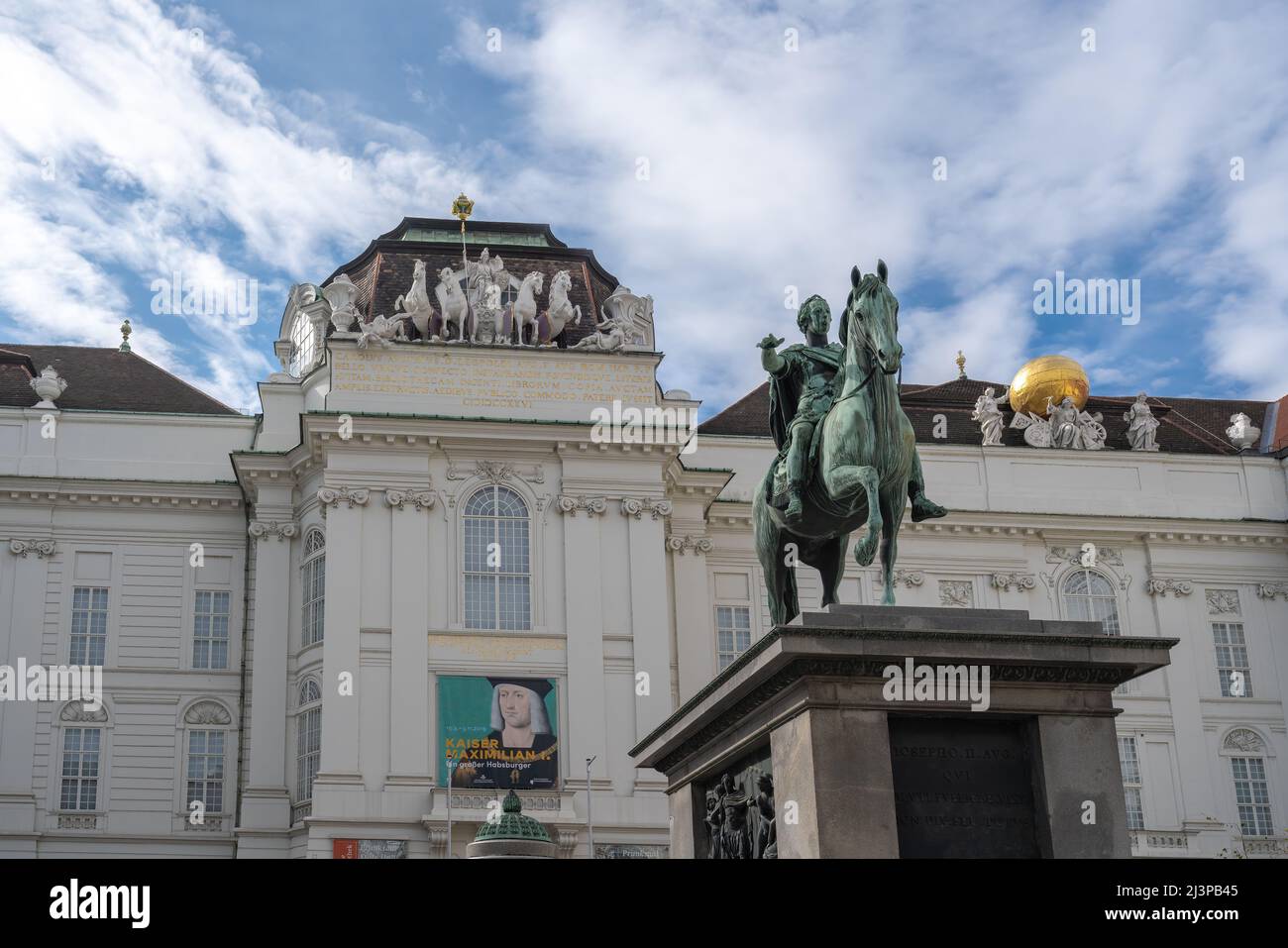Statua di Giuseppe II, Piazza Giuseppe e Biblioteca Nazionale austriaca al Palazzo di Hofburg - Vienna, Austria Foto Stock