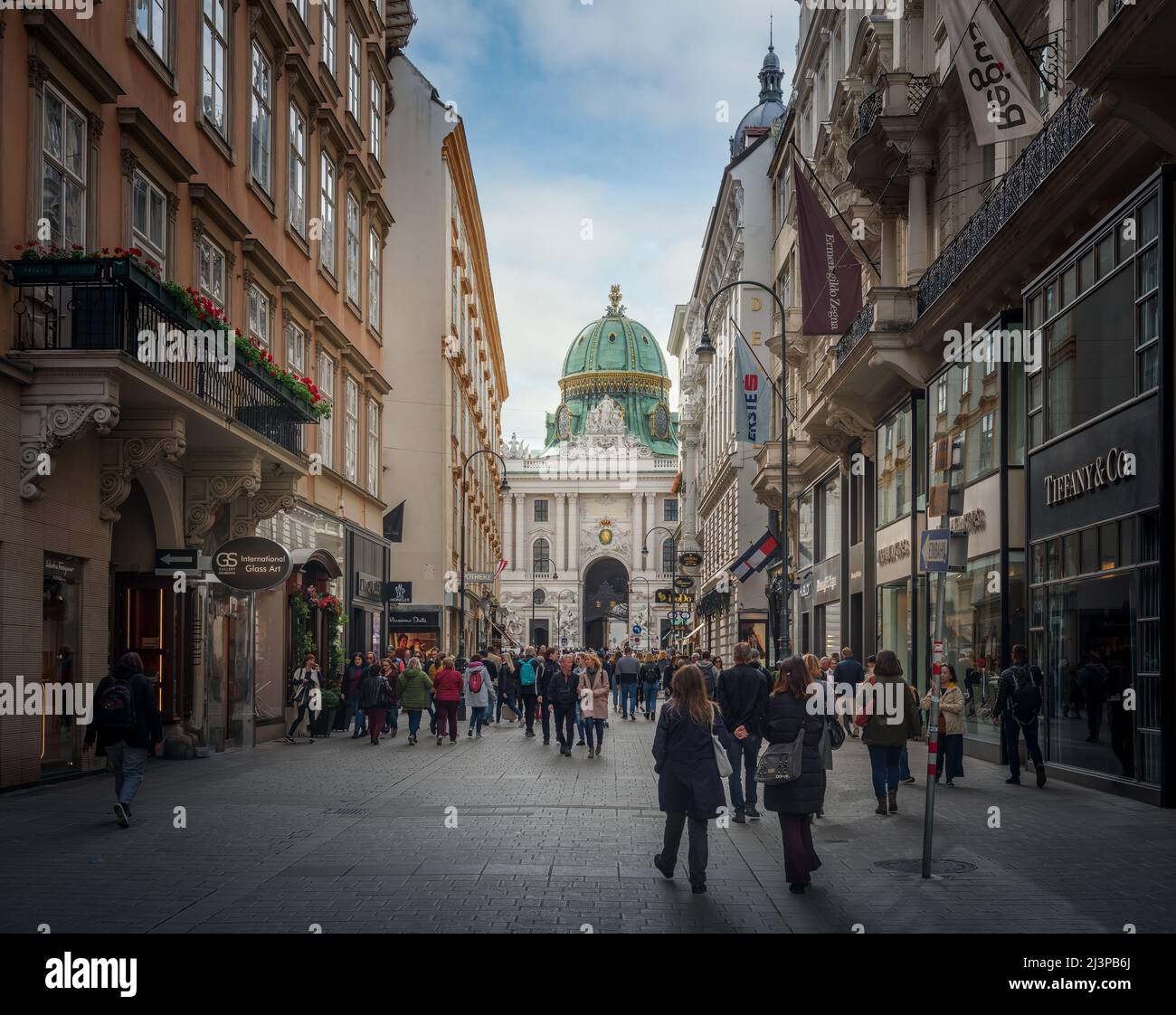 Via Kohlmarkt e Palazzo Hofburg - Vienna, Austria Foto Stock