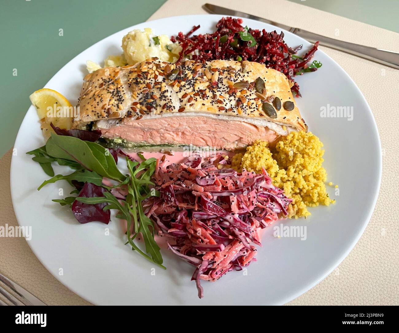 Un piatto pieno di salmoni sani con spinaci e insalate, Foto Stock