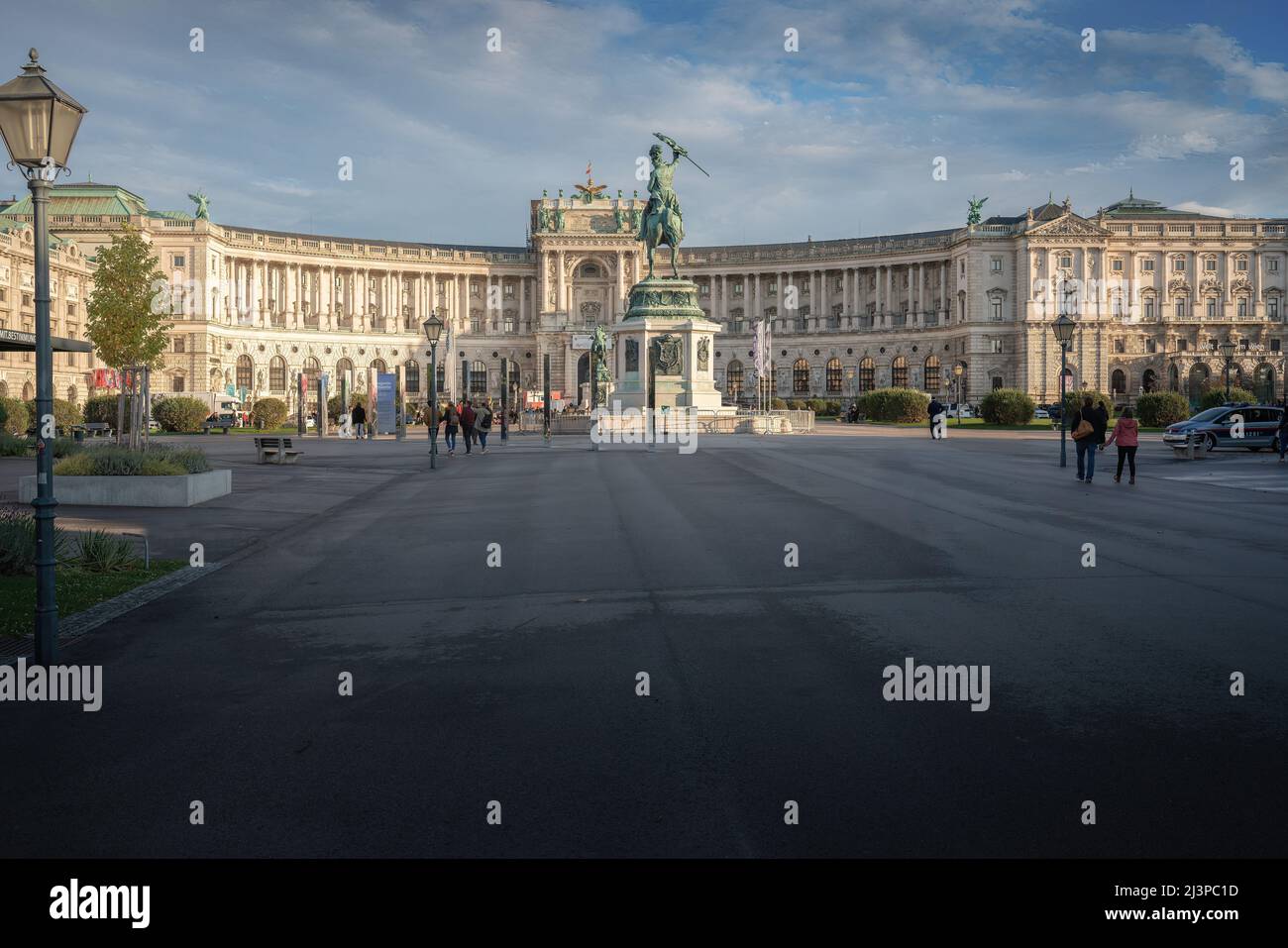 Piazza Heldenplatz con il Palazzo di Hofburg Neue Burg e la statua di Archduke Charles - Vienna, Austria Foto Stock