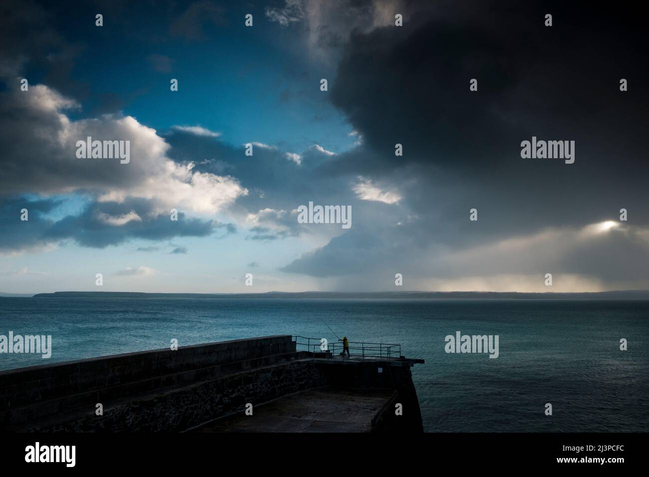 Fisherman che cita al largo di St Ives Harbour, St Ives, Carbis Bay, Cornovaglia Foto Stock