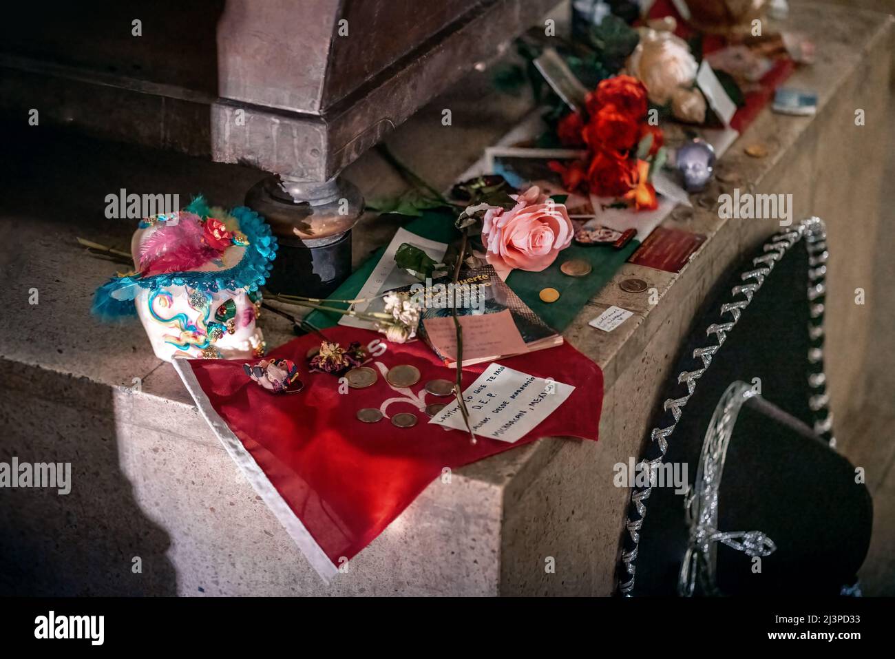 Offerte al sarcofago Massimiliano del Messico presso la cripta imperiale di sepoltura, la cripta della dinastia degli Asburgo - Vienna, Austria Foto Stock