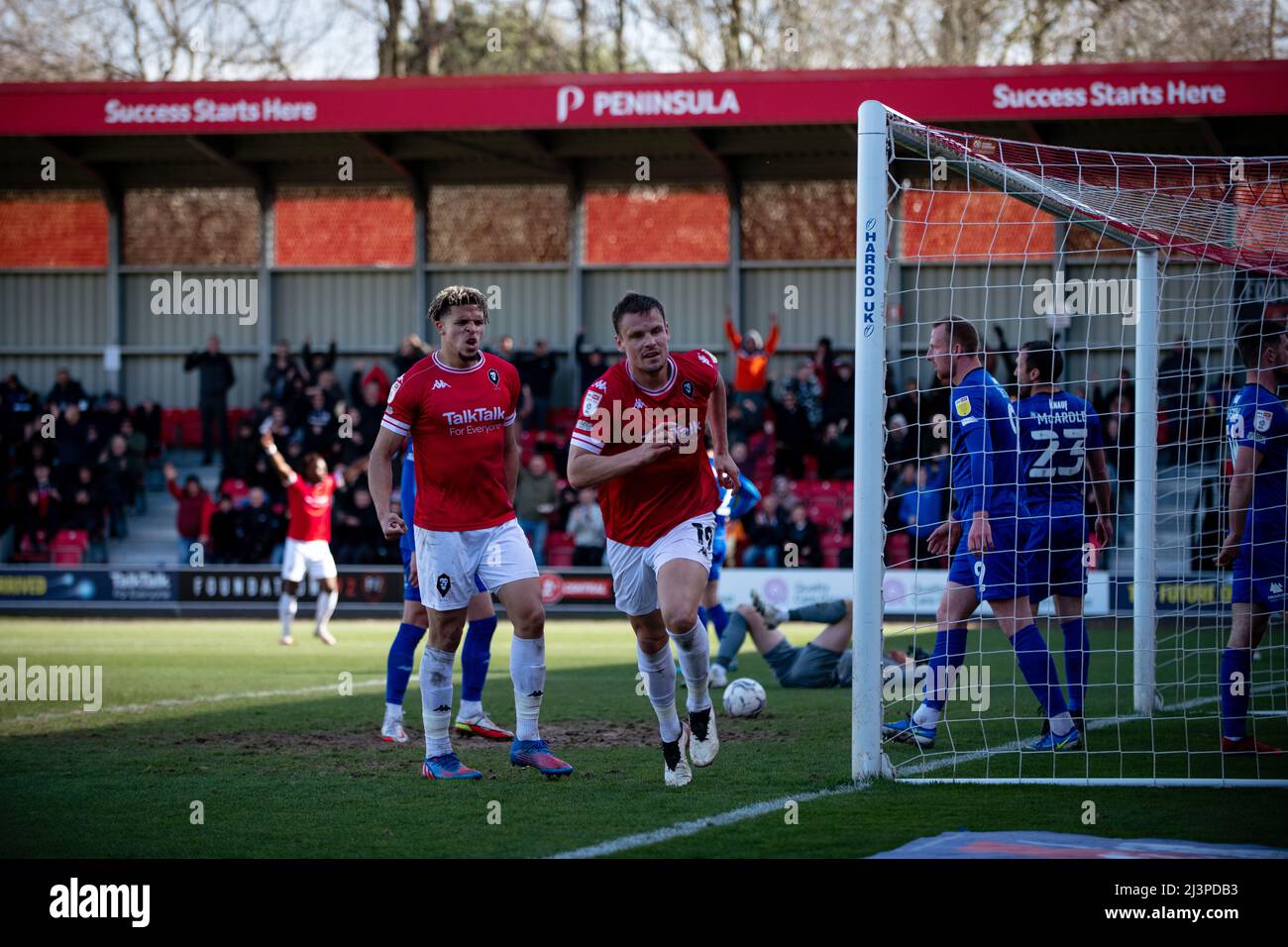 L'attaccante di Salford Matt Smith festeggia dopo aver segnato per prendere il comando mentre Salford City batte Harrogate Town 2-0. Salford, Regno Unito. 9th aprile 2022. Foto Stock