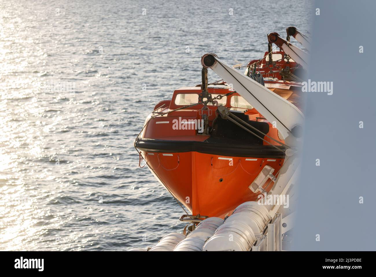 Scialuppa di salvataggio arancione sul lato del canale di attraversamento del traghetto per la Francia o l'Olanda per i passeggeri di fuggire nave affondante. Riserva di vita di emergenza Foto Stock
