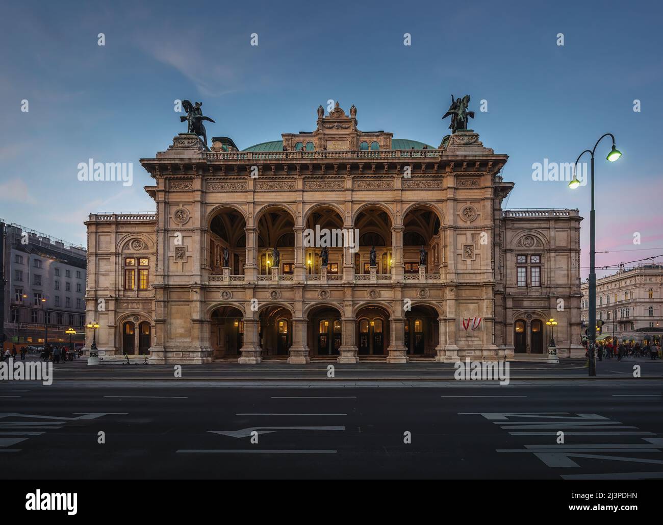 Teatro dell'Opera di Vienna (Wiener Staatsoper) al tramonto - Vienna, Austria Foto Stock