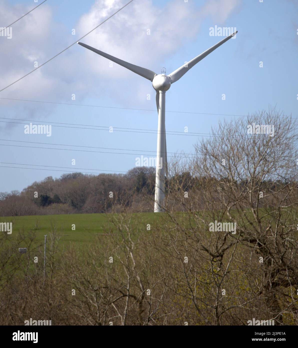 Produzione e distribuzione di energia, turbine eoliche rinnovabili, linee aeree e piloni per la trasmissione e la distribuzione di energia Foto Stock