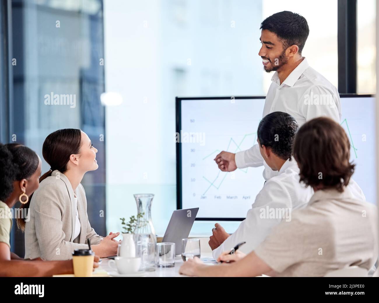 Un obiettivo senza un piano è solo un desiderio. Scatto di un giovane che dà una presentazione in un ufficio moderno. Foto Stock