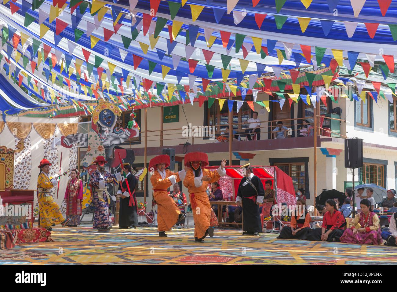 Dharamshala, Himachal Pradesh, India. 9th Apr 2022. Artista tibetano esile che svolge un festival culturale di danza e opera chiamato 'hoton' durante lo Shoton Festival 25th, presso l'Istituto Tibetano di arti dello spettacolo di Mcleodganj, Dharamshala il Sabato. Il festival di una settimana ha le sue origini in Tibet, dove la gente ha fatto un picnic e ha goduto di yogurt fresco durante il festival. (Credit Image: © Shailesh Bhatnagar/Pacific Press via ZUMA Press Wire) Foto Stock