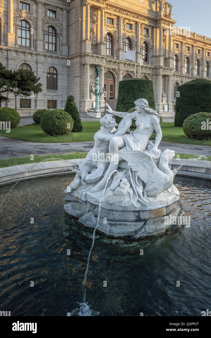 Fontana di Triton e Naiad in Piazza Maria Theresa (Maria Theresien Platz) di Anton Schmidgruber, 1894- Vienna, Austria Foto Stock
