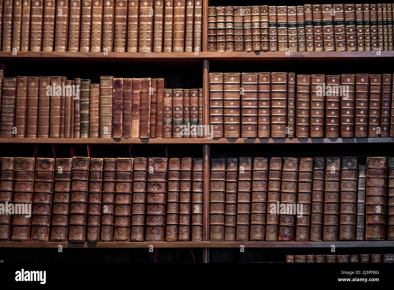 Scaffale e vecchi libri Foto Stock