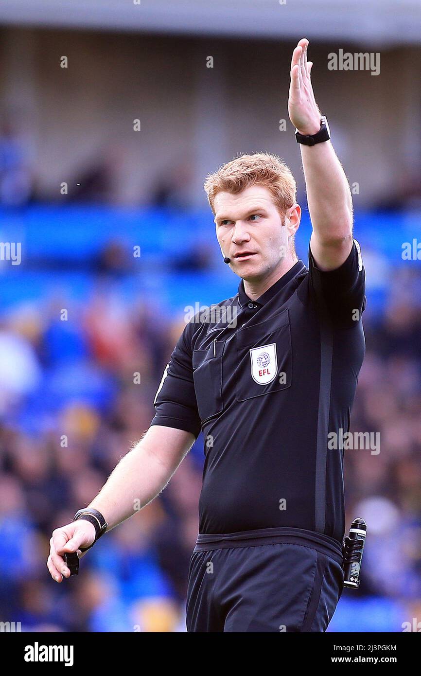 Londra, Regno Unito. 09th Apr 2022. Arbitro James Oldham in azione durante il gioco. EFL Skybet Football League One Match, AFC Wimbledon contro MK Dons a Plow Lane a Londra sabato 9th aprile 2022. Questa immagine può essere utilizzata solo a scopo editoriale. Solo per uso editoriale, licenza richiesta per uso commerciale. Nessun uso in scommesse, giochi o un singolo club/campionato/player pubblicazioni. pic di Steffan Bowen/Andrew Orchard sport fotografia/Alamy Live news credito: Andrew Orchard sport fotografia/Alamy Live News Foto Stock